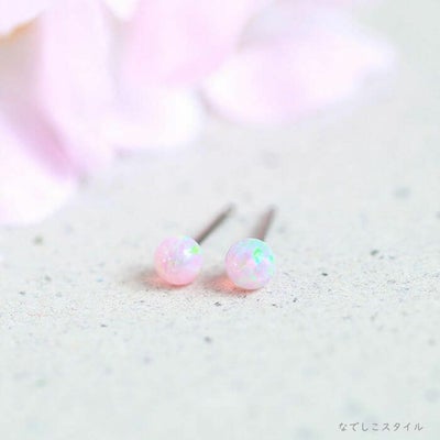 金属アレルギー対応の純チタンピアス京都オパール卯月を上から見たときの全体の大きさがわかる写真