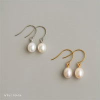 金属アレルギー対応の純チタンフック使用、「ふっくら淡水真珠のフックピアス」の正面の画像