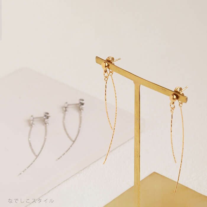 耳に触れる部分はチタン純度99.5％の純チタン「２ラインピアス」を置いている画像