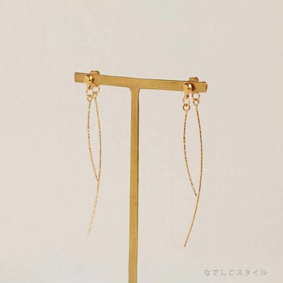 チタン純度99.5％の純チタンピアス使用の「２ラインピアス」ゴールドの正面写真