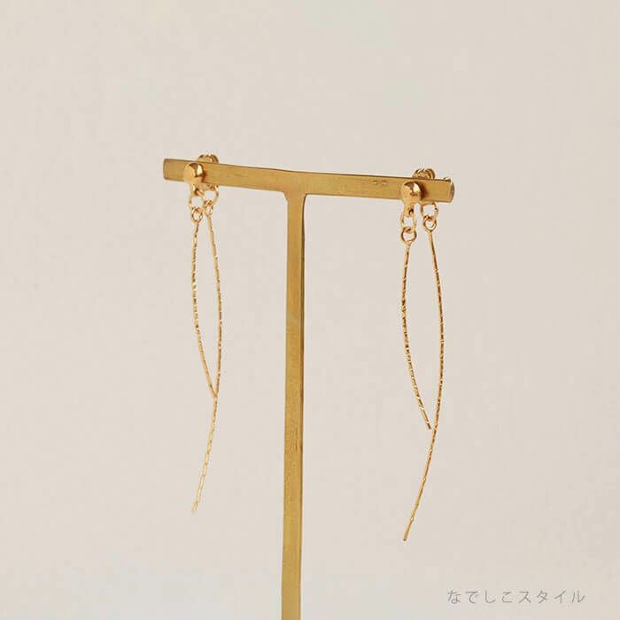 チタン純度99.5％の純チタンピアス使用の「２ラインピアス」ゴールドの正面写真