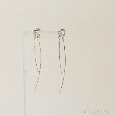 チタン純度99.5％の純チタンピアス使用の「２ラインピアス」プラチナの正面写真