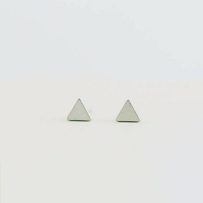 金属アレルギー対応のチタンピアス「オールぴゅあチタン/さんかく型」プラチナカラーの正面写真