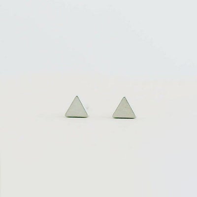 金属アレルギー対応のチタンピアス「オールぴゅあチタン/さんかく型」プラチナカラーの正面写真