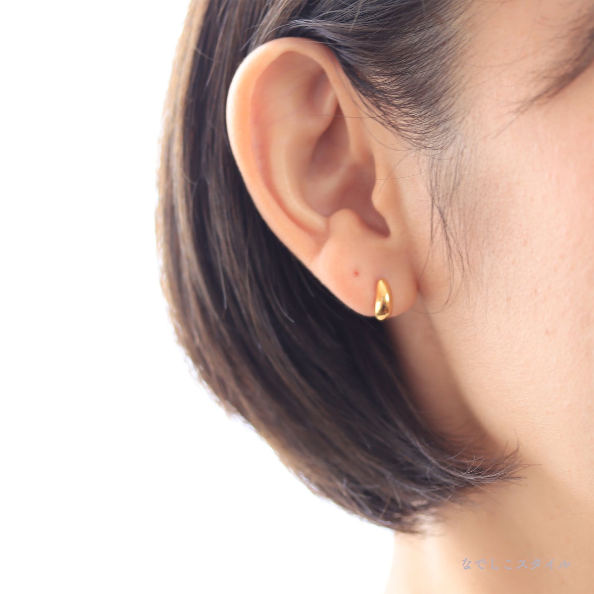 三日月ピアスゴールドカラーを着けている４０代女性