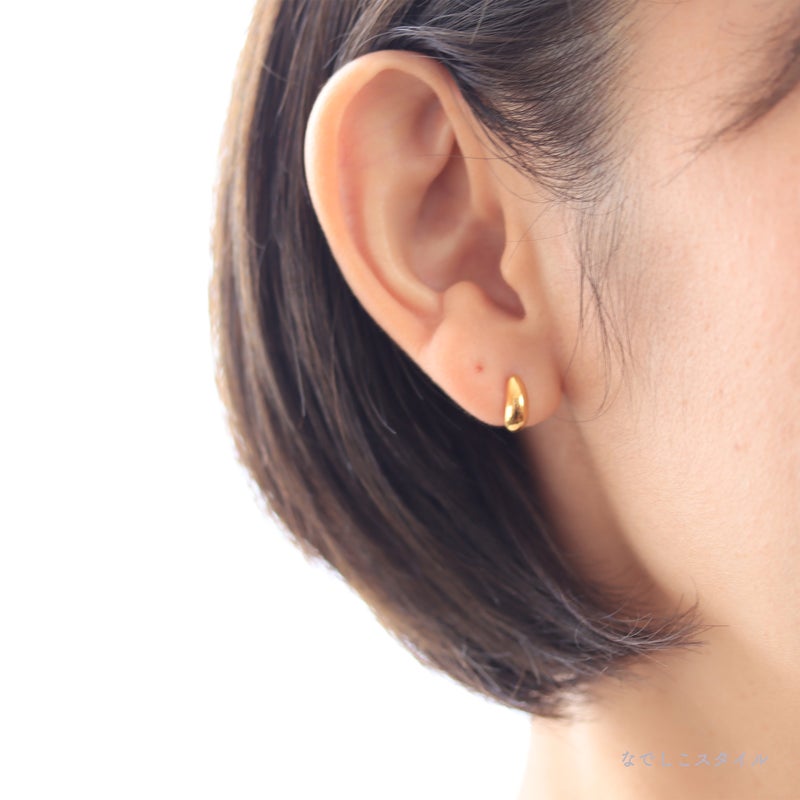 三日月ピアスゴールドカラーを着けている４０代女性