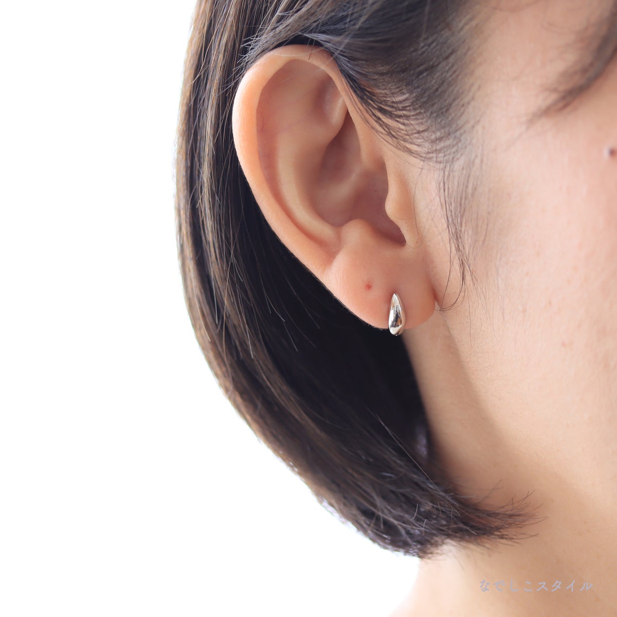 三日月ピアスプラチナカラーを着けている４０代女性