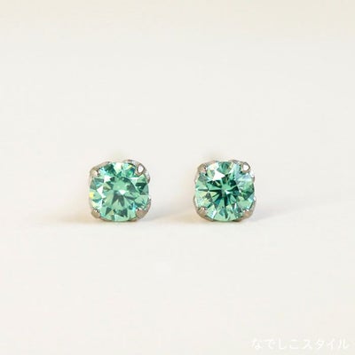 サファイアグリーンのピアスを正面に置いた画像