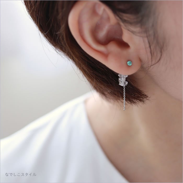 純チタンピアス、純チタンピアス、「バックキャッチ/ハーキマーダイヤモンド」を耳に着けている４０代女性の横顔
