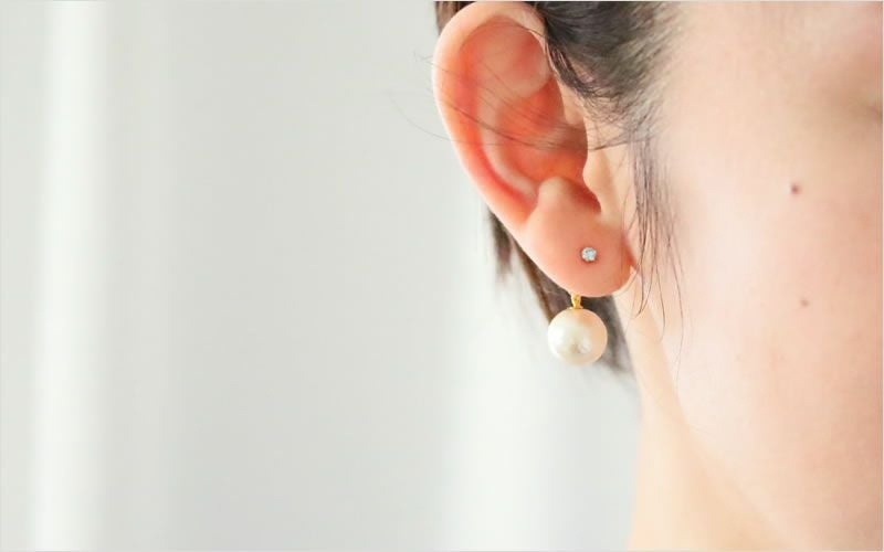 三日月ピアスゴールドとコットンパールキャッチきなりを合わせた画像