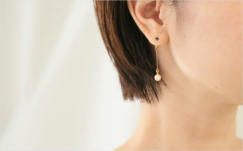 ジルコニアピアスとロングパールキャッチを合わせて着けている４０代女性