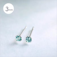 スカイグリーン色のピアスに光が差し込んだ画像