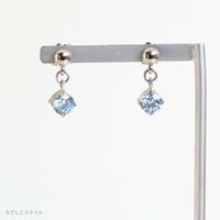 エクラ「サファイアブルー」が揺れるスタッドピアス画像