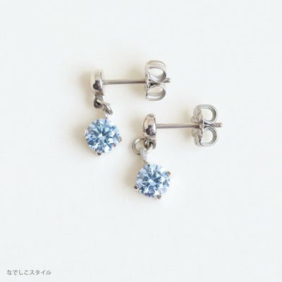 エクラ「サファイアブルー」のスタッドピアスを置いた画像