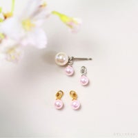 桜色パールチャームとパールピアスを置いた正面画像と、それらを着けた女性の卒業式イメージ画像