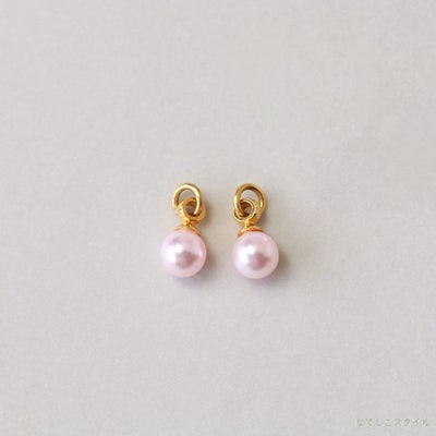 ゴールドカラーの金具を使った桜色パールチャームを置いた画像