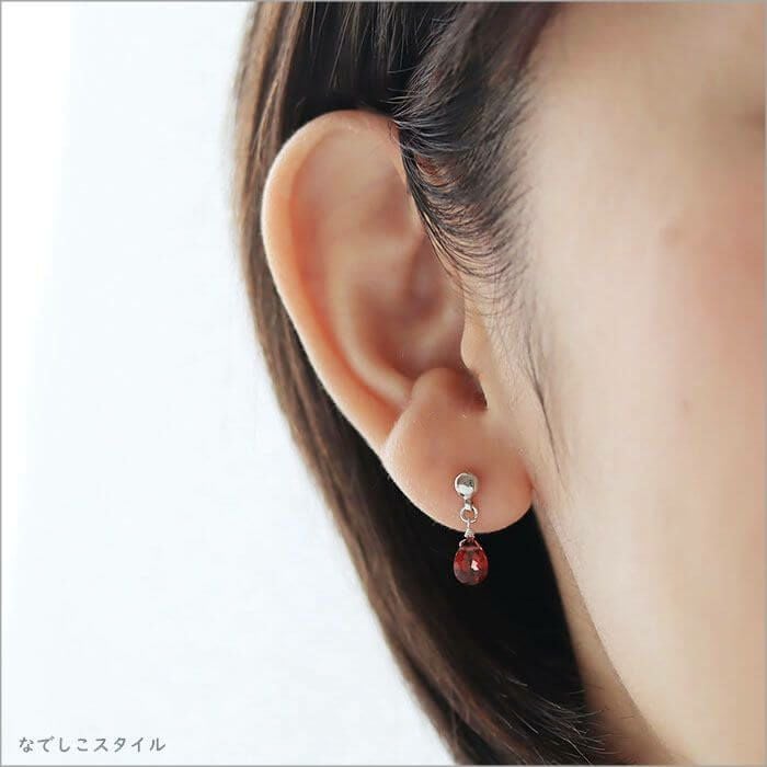 天然石を使用した揺れるピアス「sizuku/ガーネット」。