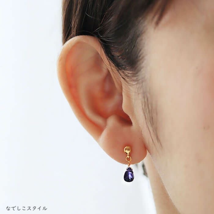 天然石を使用した揺れるピアス「sizuku/アイオライト」。