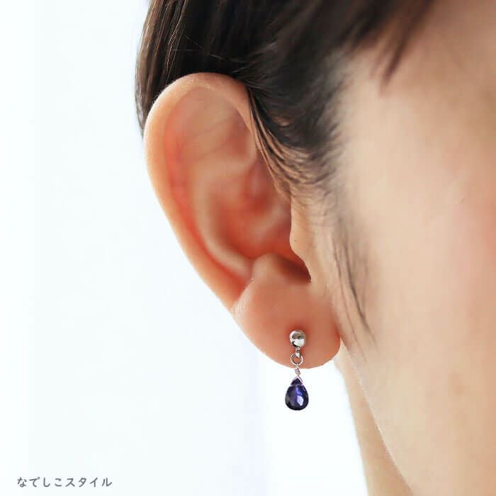天然石を使用した揺れるピアス「sizuku/アイオライト」。