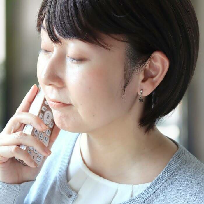 天然石を使用した揺れるピアス「sizuku/スモーキークオーツ」。