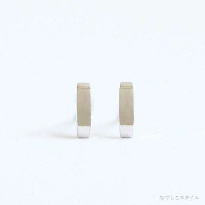 なでしこスタイルのセカンドピアス。シルクラインピアス、プラチナカラー正面写真