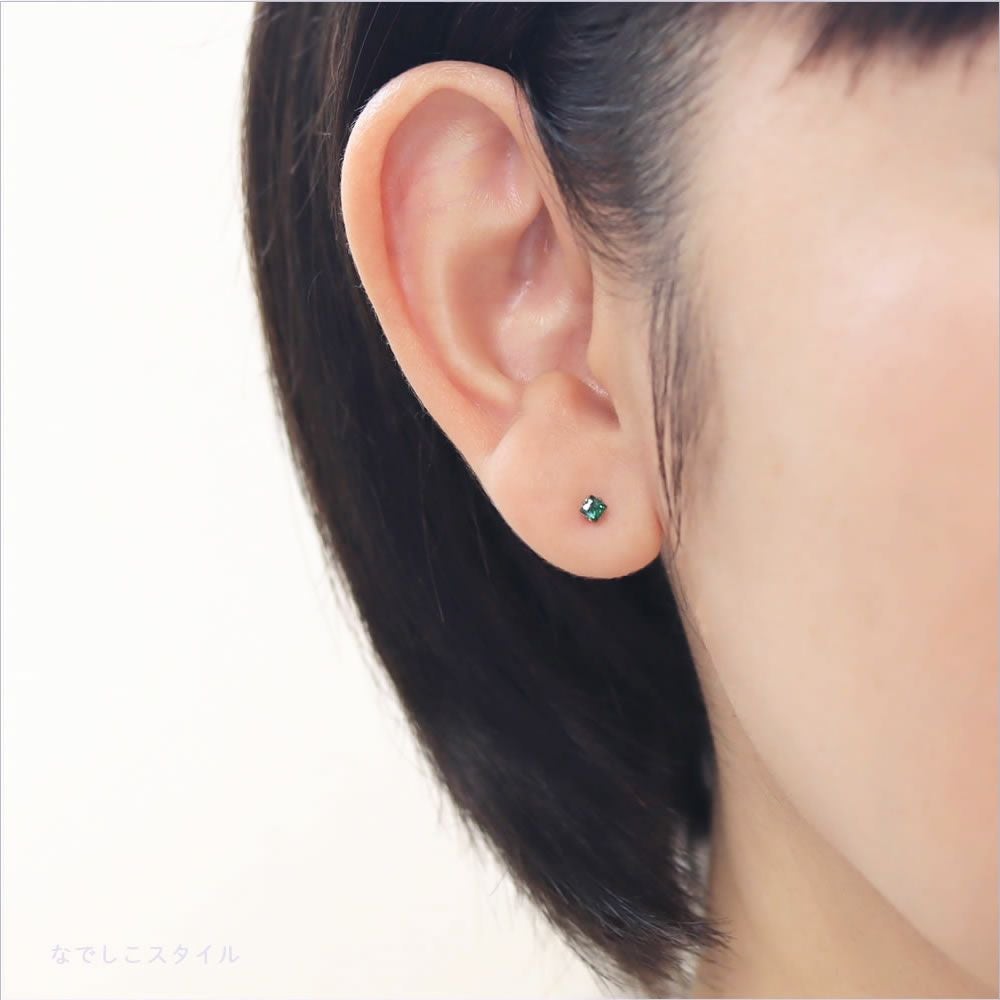 純チタンピアスひし形のカルテットエメラルド2.5ｍｍを着けた女性の耳の画像
