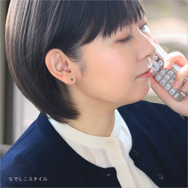 純チタンピアスひし形のカルテットエメラルド2.5ｍｍをお仕事で着けているイメージの画像