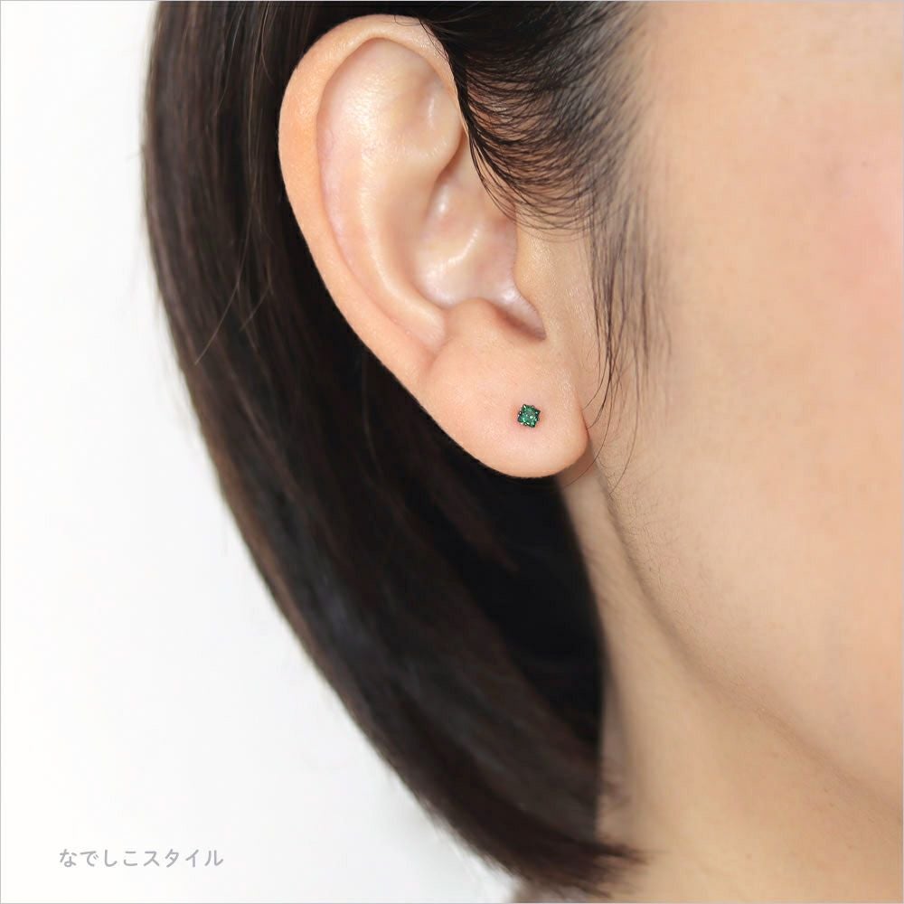 純チタンピアスカルテットエメラルドを着けた耳画像