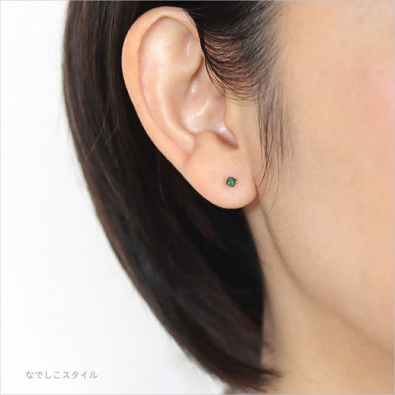 純チタンピアスカルテットエメラルドを着けた耳画像