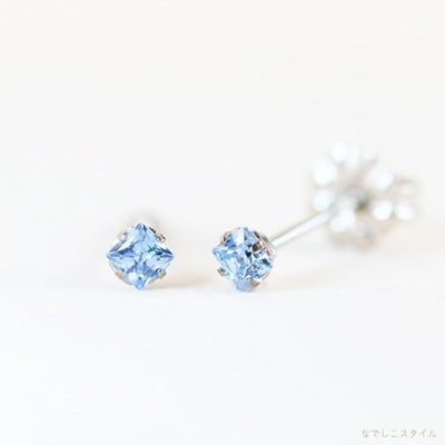 スワロフスキージルコニアのひし形カルテット/サファイアブルー2.5mmのピアスを正面と斜め横に置いた画像
