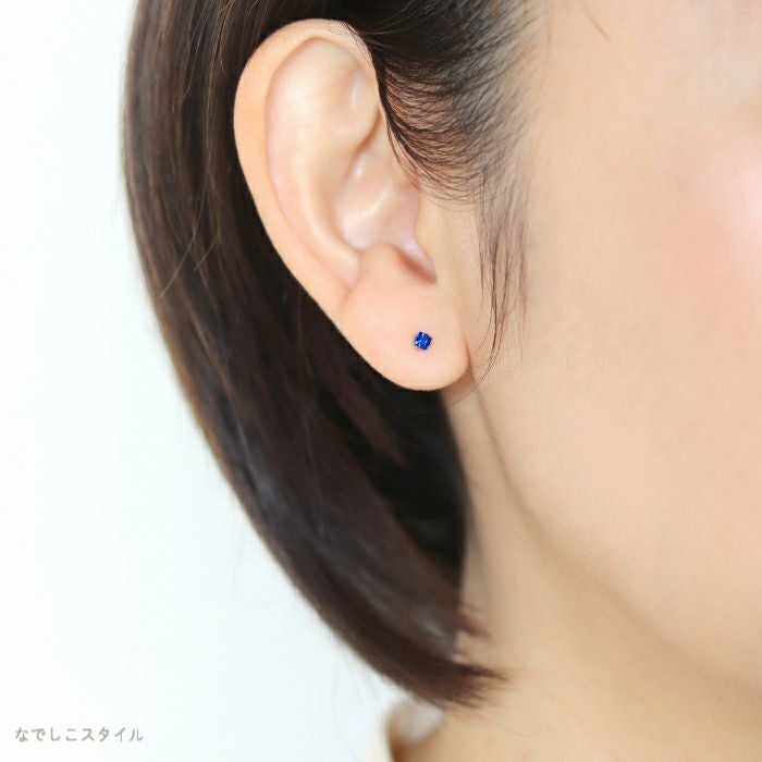 チタンピアス「アウイナイト」をつけた女性の耳元画像