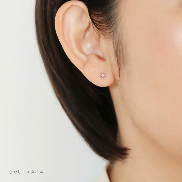 セカンドピアススワロフスキージルコニアカルテットサファイアピンク2.5mmをつけた４０代女性