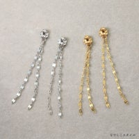 セカンドピアスのキャッチに着けられるフリンジチェーンバックキャッチのゴールドカラーとプラチナカラーを正面から見たイメージの画像