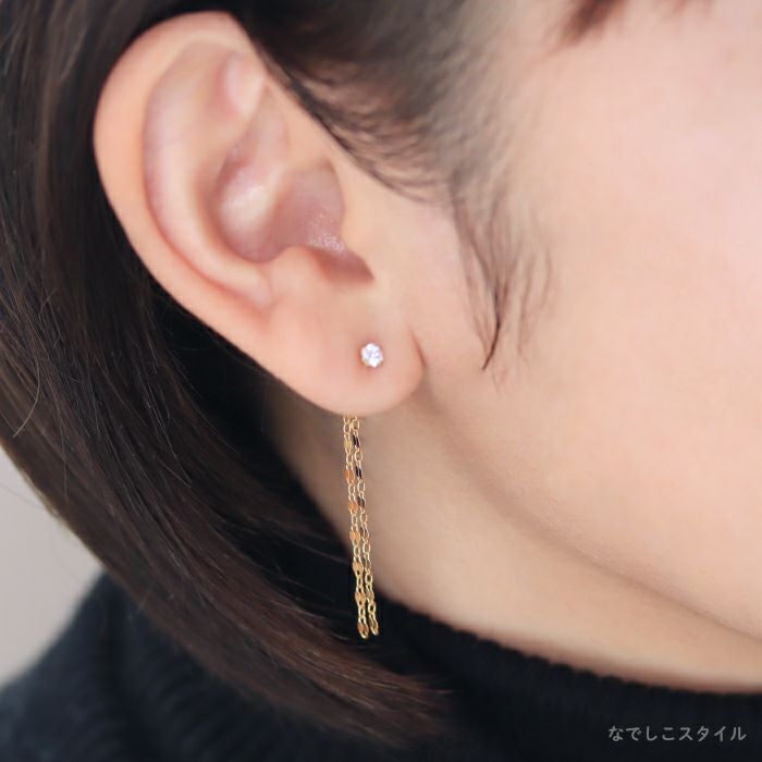 セカンドピアスのキャッチに着けられるフリンジチェーンバックキャッチのゴールドカラーを着けた４０代女性の耳もとを正面から見たイメージの画像