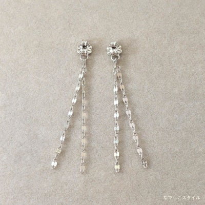 セカンドピアスのキャッチに着けられるフリンジチェーンバックキャッチのプラチナカラーを正面から見たイメージの画像