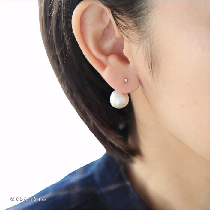 純チタンピアス、ゴールド軸の一粒キュービックジルコニアゴールドカラー「シャンパンダイア」２mmをお仕事シーンで耳に着けている４０代女性の横顔