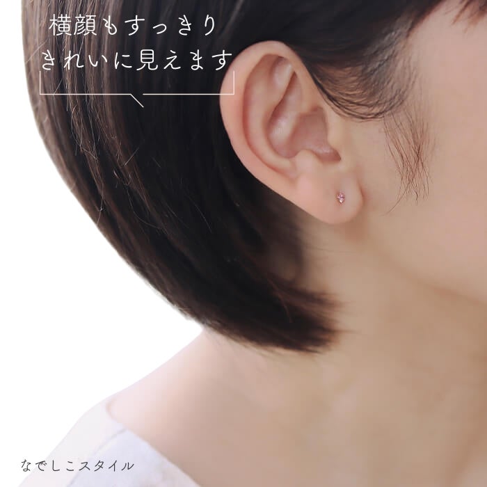 軸の色がゴールドカラーのサファイアピンク。ひし形のカルテット2.5mmを着けた40代女性の横顔