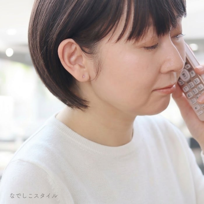 軸の色がゴールドカラーのサファイアピンク。ひし形のカルテット2.5mmを着けたお仕事シーン写真