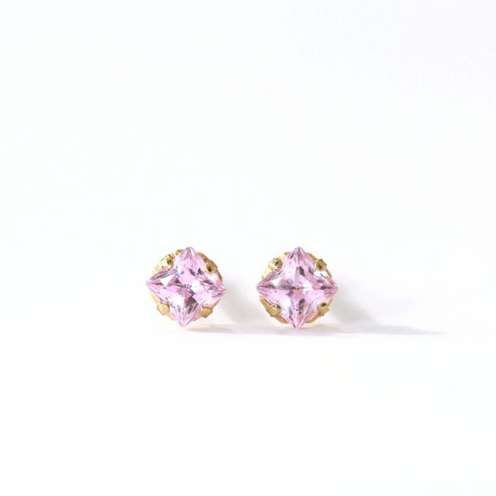 軸の色がゴールドカラーのサファイアピンク。ひし形のカルテット2.5mmを正面から見た画像