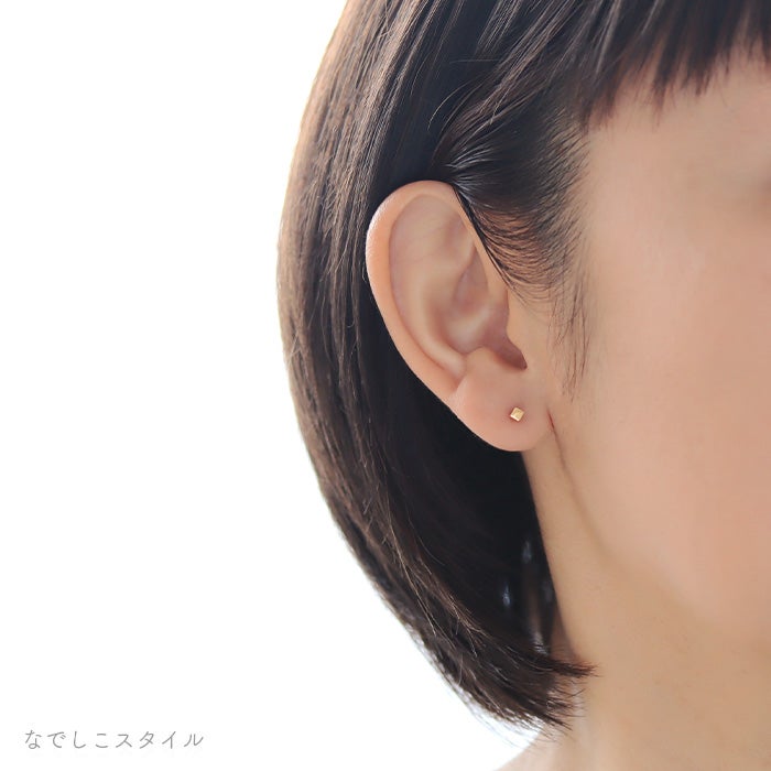 金属アレルギー対応チタンピアス「キャラメル」｜しかく型 ゴールドカラー 立体感が分かる着用（3mm）