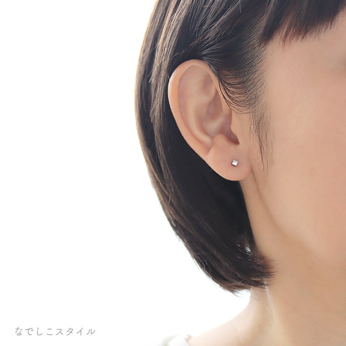 金属アレルギー対応チタンピアス「キャラメル」｜しかく型 プラチナカラー 立体感が分かる着用（3mm）