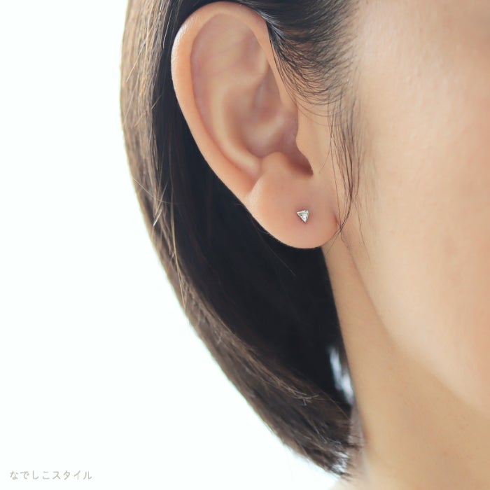 金属アレルギー対応のチタンピアス「カケラ(プラチナカラー)」を耳に着けた40代女性