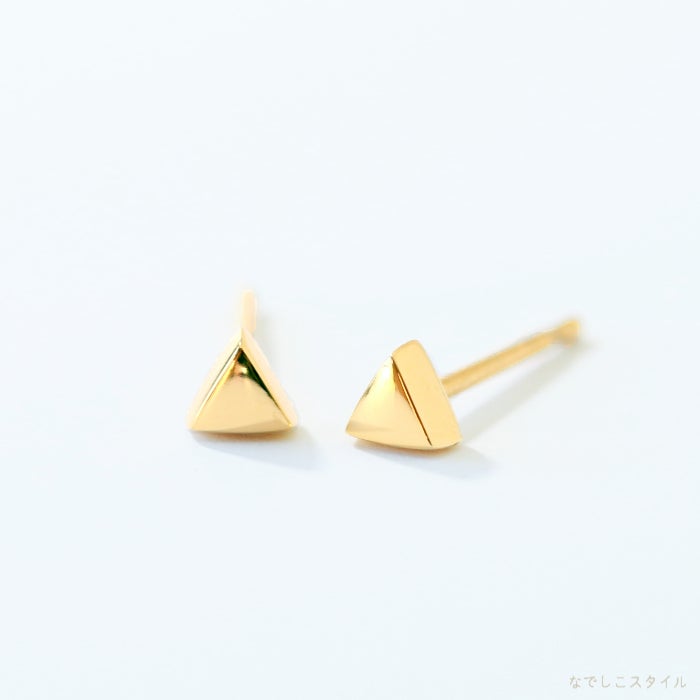 金属アレルギー対応のチタンピアス「カケラ」ゴールドカラーのニュアンス写真