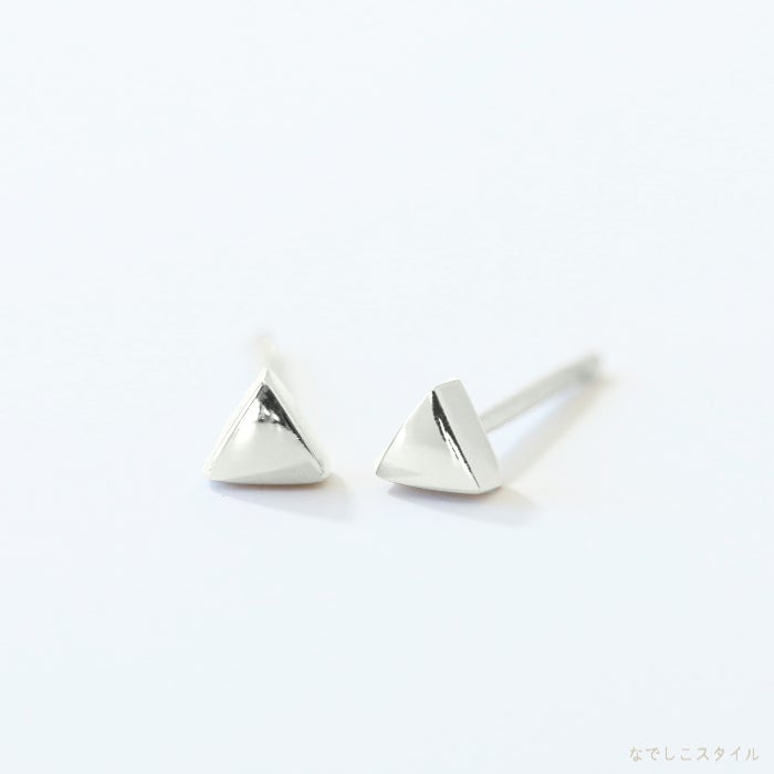 金属アレルギー対応のチタンピアス「カケラ」プラチナカラーのニュアンス写真