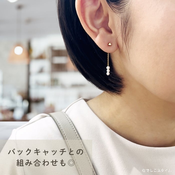 金属アレルギー対応のチタンピアス「カケラ(プラチナカラー)」を耳に着けてお出かけしている40代女性