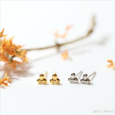 ゴールドとプラチナカラーのキンモクセイのピアスを並べた雰囲気画像