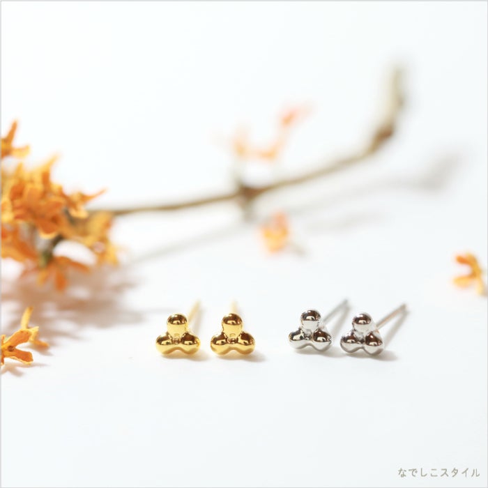 ゴールドとプラチナカラーのキンモクセイのピアスを並べた雰囲気画像