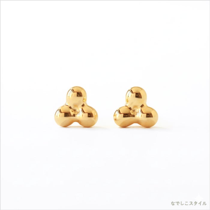 ゴールドカラーのキンモクセイピアスを正面から見た画像