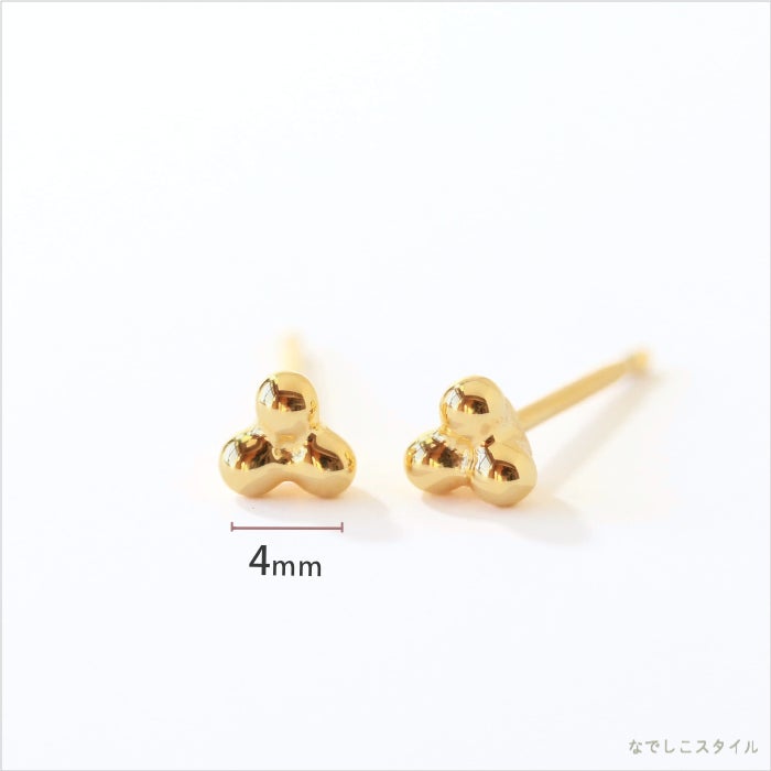 ゴールドカラーのキンモクセイピアスを正面と斜めに置いた画像