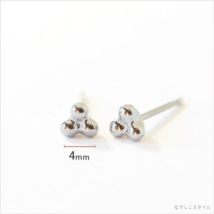 プラチナカラーのキンモクセイピアスを正面と斜めに置いた画像